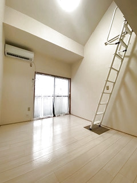 居室・リビング　別室参考写真（ロフト付きのお部屋です）