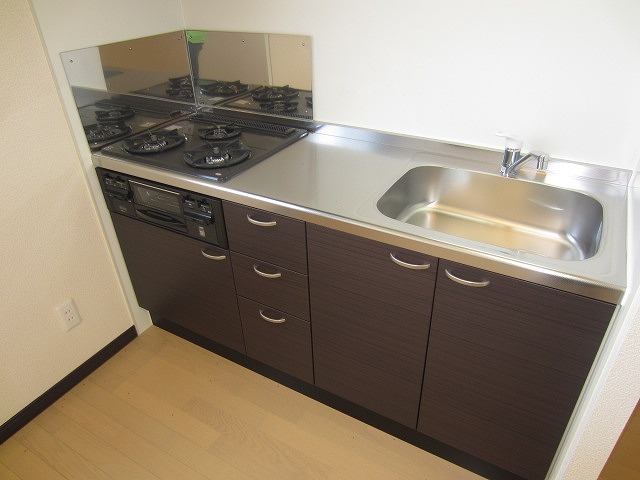 キッチン　システムキッチン、ガスコンロ3口、グリル付き