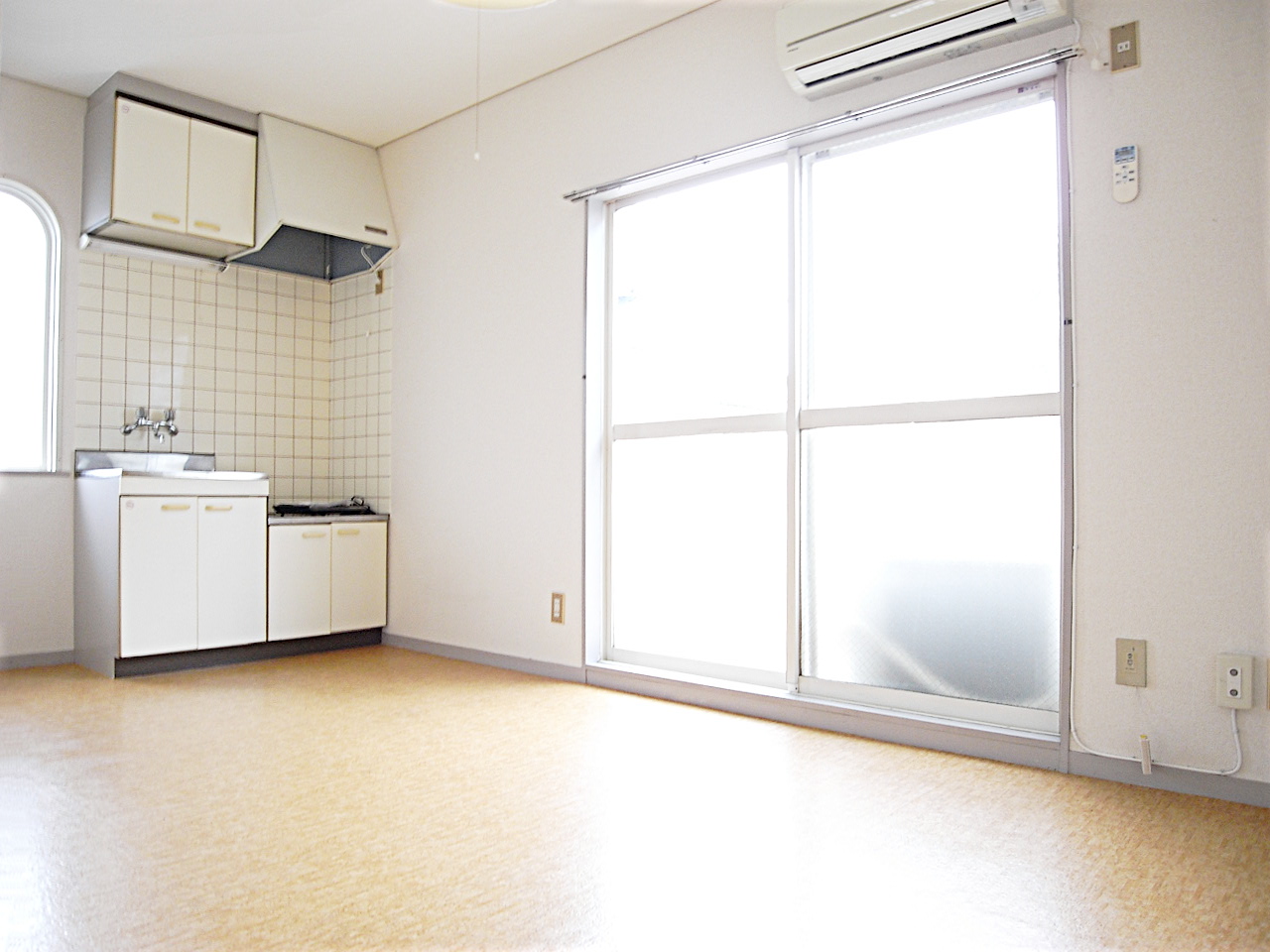 その他部屋・スペース　居室、キッチン向かい側から視点