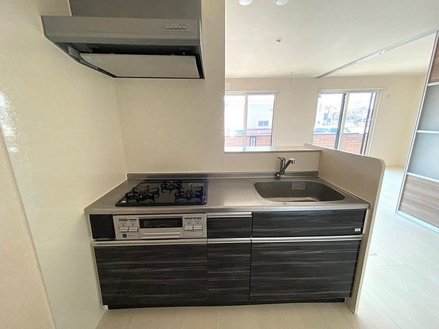 キッチン　３口コンロ付きシステムキッチンです。