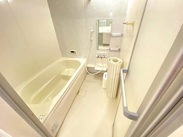 バス・シャワールーム　浴室換気乾燥機付き一坪タイプの浴槽です。