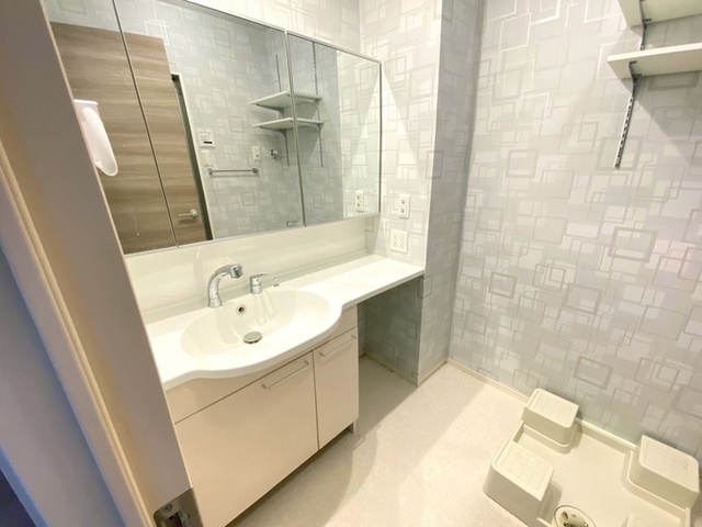 洗面設備　三面鏡付きカウンター洗面化粧台