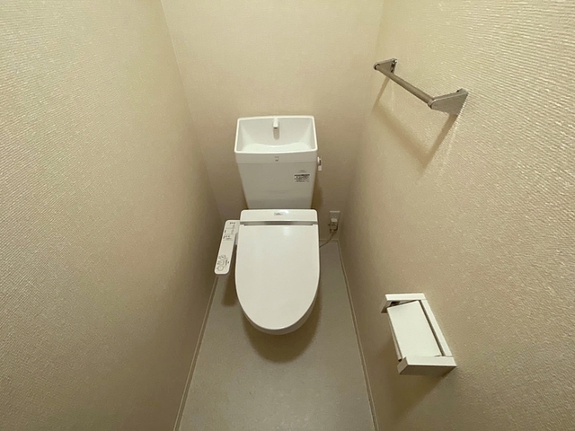 トイレ　温水洗浄便座付きトイレです。