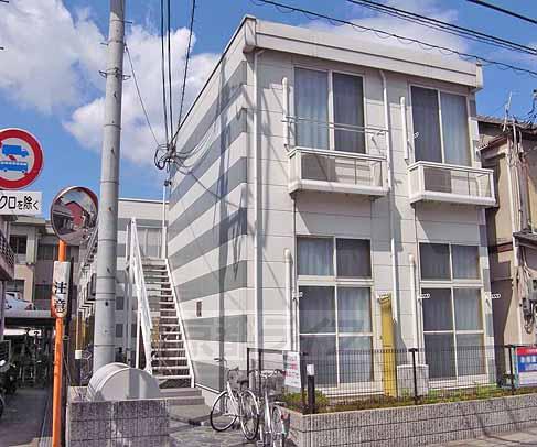 京都市山科区東野八反畑町のアパートの建物外観