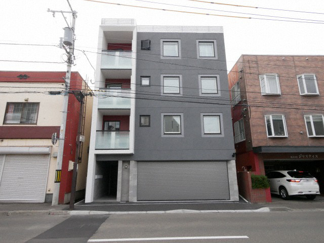 札幌市豊平区平岸四条のマンションの建物外観