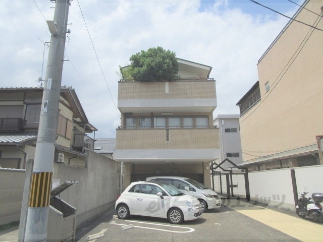 京都市上京区高徳寺町のマンションの建物外観