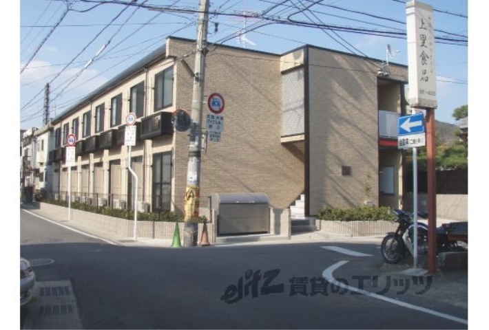 京都市山科区厨子奥苗代元町のアパートの建物外観