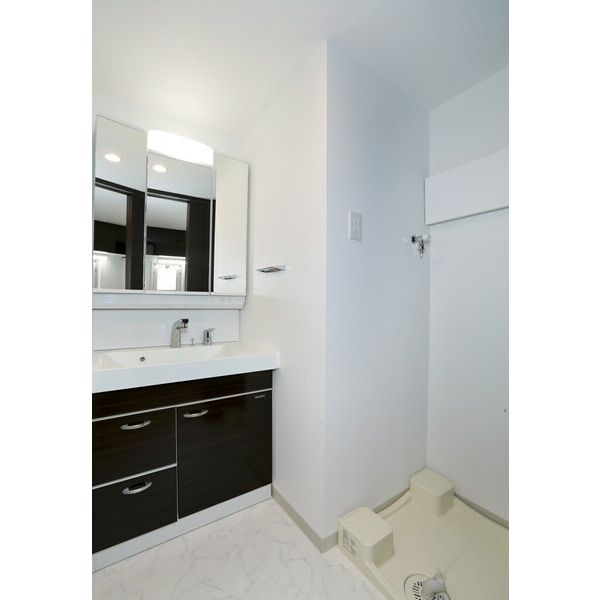 洗面設備　朝の支度にも助かる、独立の洗髪洗面化粧台