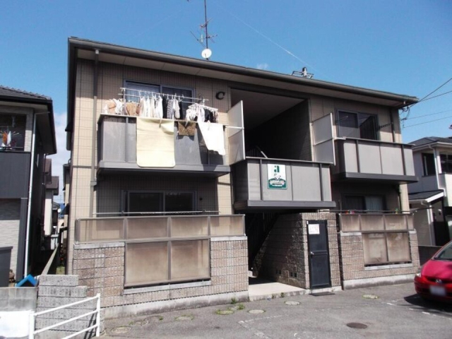 松山市西長戸町のアパートの建物外観