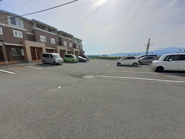 【東根市六田のアパートの駐車場】