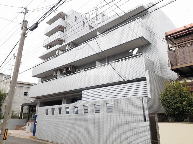 京都市西京区上桂三ノ宮町のマンションの建物外観