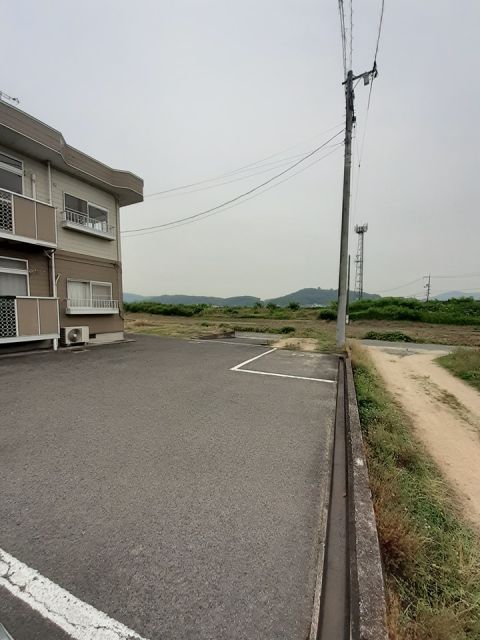 【福山市神辺町のアパートの駐車場】