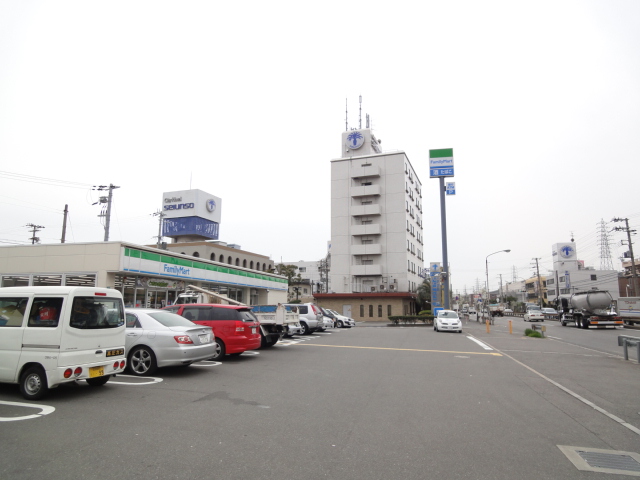 コンビニ　ファミリーマート南海湊駅前店（コンビニ）まで379m