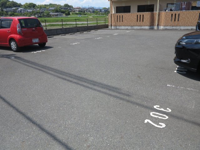 【津山市高野山西のマンションの駐車場】