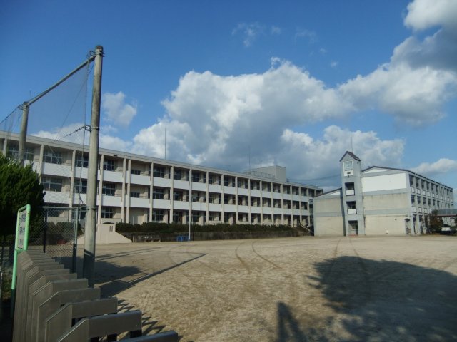 【津山市高野山西のマンションの小学校】