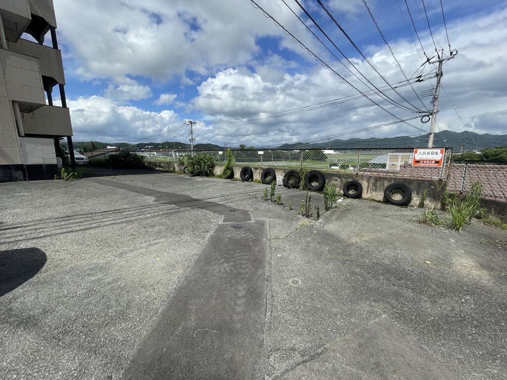 【高津原マンションの駐車場】