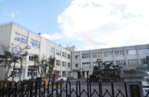 【栗東市坊袋のマンションの小学校】