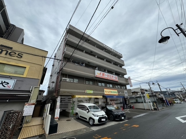 【交野市私部のマンションの建物外観】