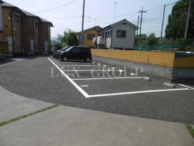 【八王子市椚田町のアパートの駐車場】