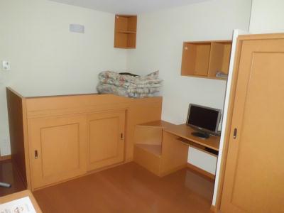 居室・リビング　短期契約の場合のみ、布団が付きます。