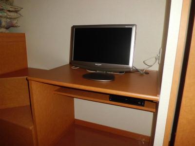 その他　下部の棚にあるのがレオネット端末。