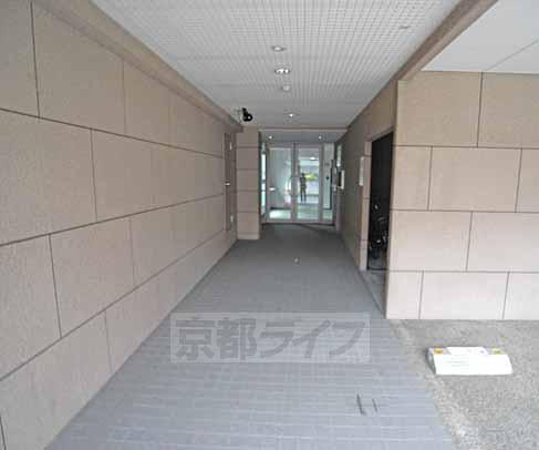 【京都市伏見区深草寺内町のマンションのエントランス】