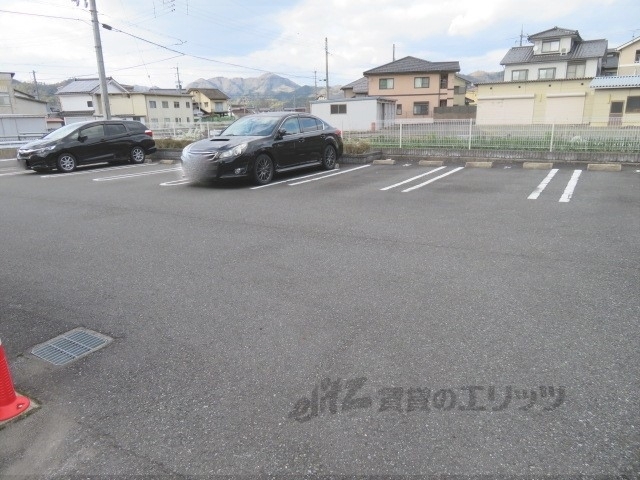 【福知山市石原のアパートの駐車場】