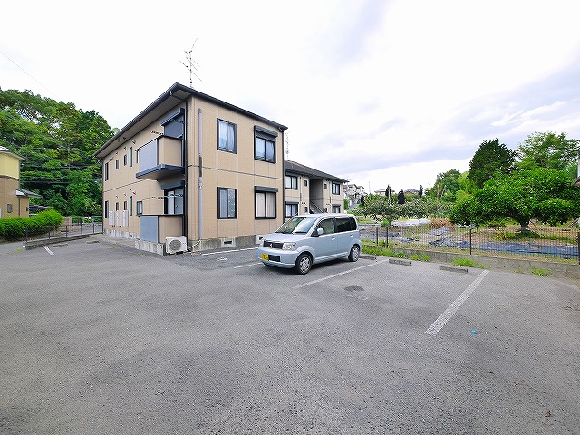 【奈良市中山町のアパートの駐車場】