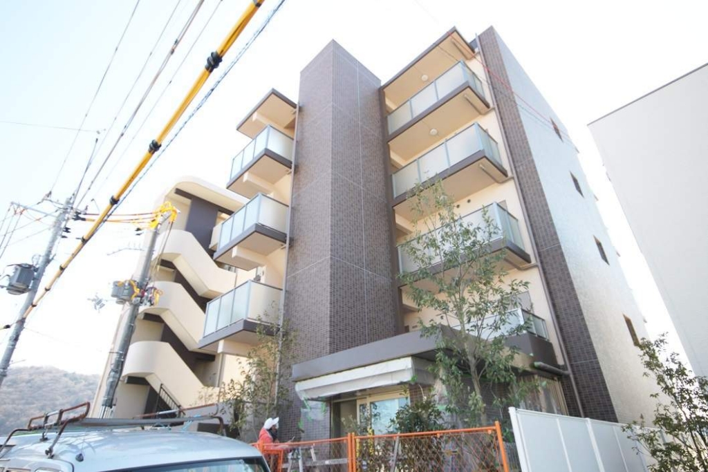 川西市火打のマンションの建物外観