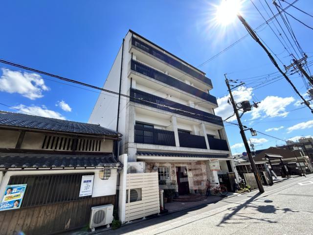 京都市伏見区中油掛町のマンションの建物外観