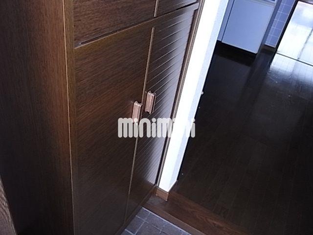 玄関　大きな靴箱です