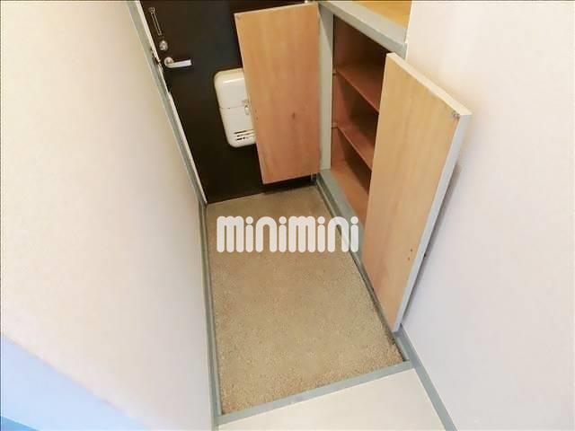 玄関　下駄箱付きで靴をスッキリ収納できますね。