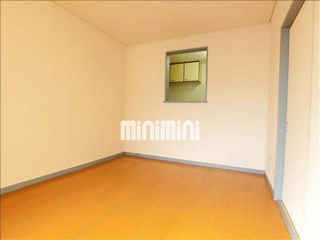 居室・リビング　キッチンが見える６帖のお部屋です。