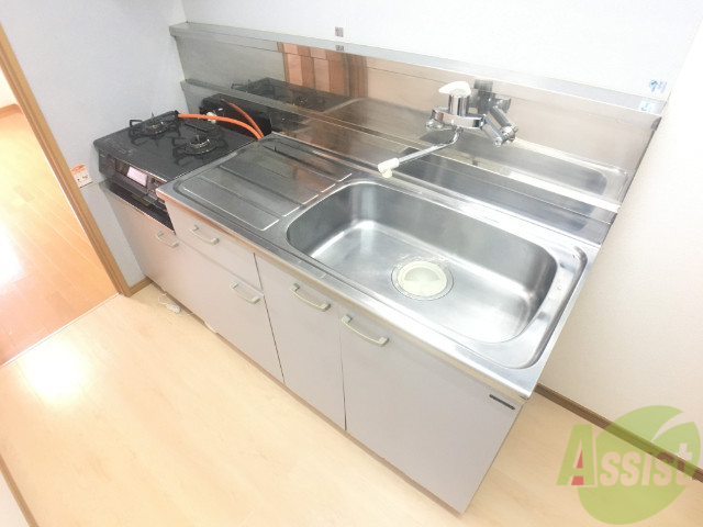 キッチン　キッチンスペースも広くて一人暮らしにはちょうどいいですよね。