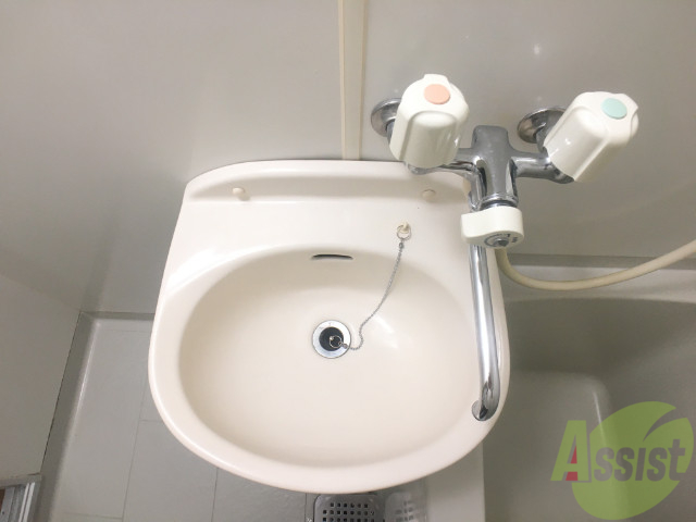 洗面設備　洗面所も浴室に付いている感じになります。