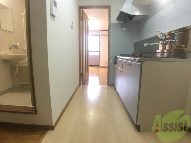 玄関　玄関から見た感じです。キッチンスペースも広いですよね。