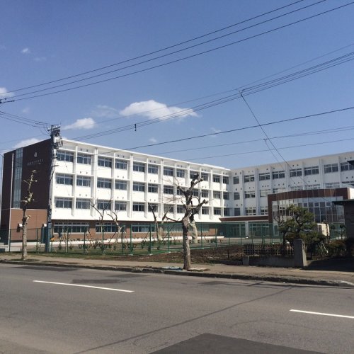 中学校　函館市立巴中学校（中学校）まで808m