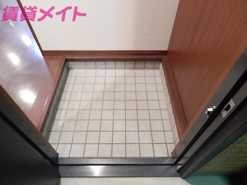 玄関　同物件別室反転タイプ画像