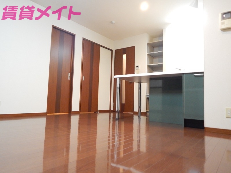 居室・リビング　同物件別室反転タイプ画像