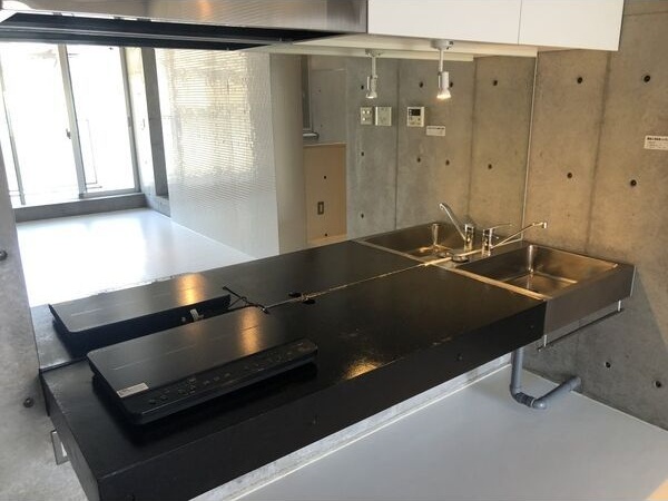 キッチン　鏡のあるキッチンでおしゃれ料理！