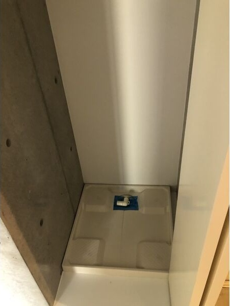 洗面設備　鏡張りのトイレ