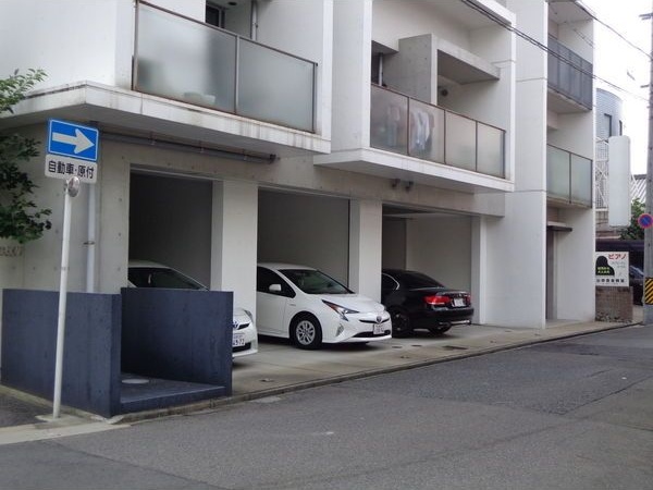 駐車場　アレンジ自由な打ちっぱなしの壁です。