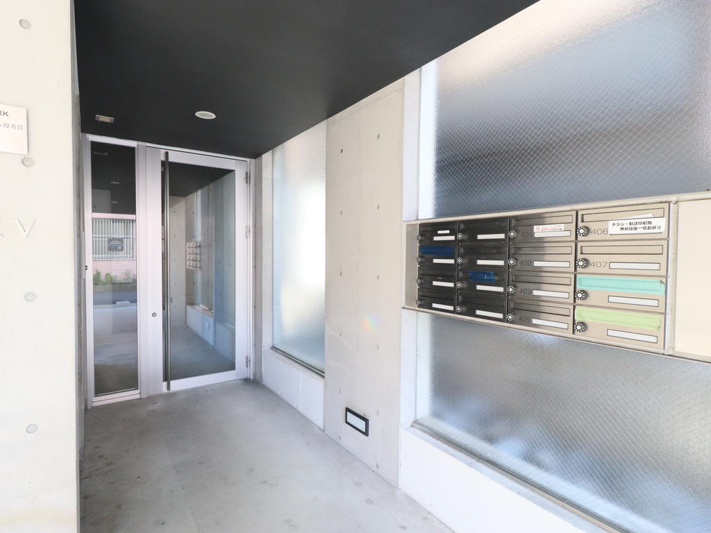 エントランス　日当たり良好バルコニー