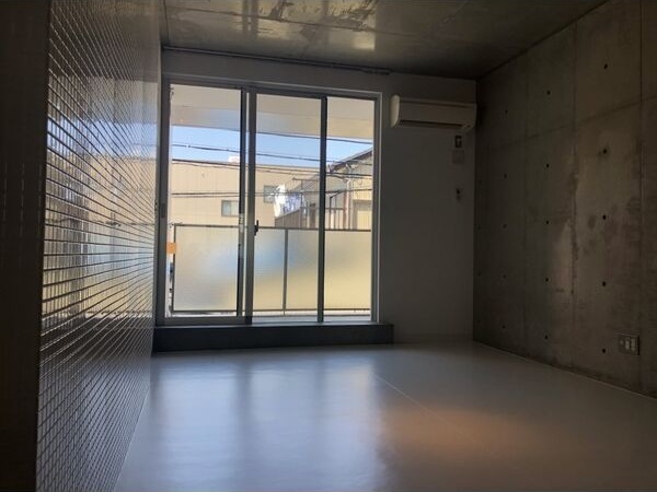 居室・リビング　打ちっぱなしの明るいお部屋！