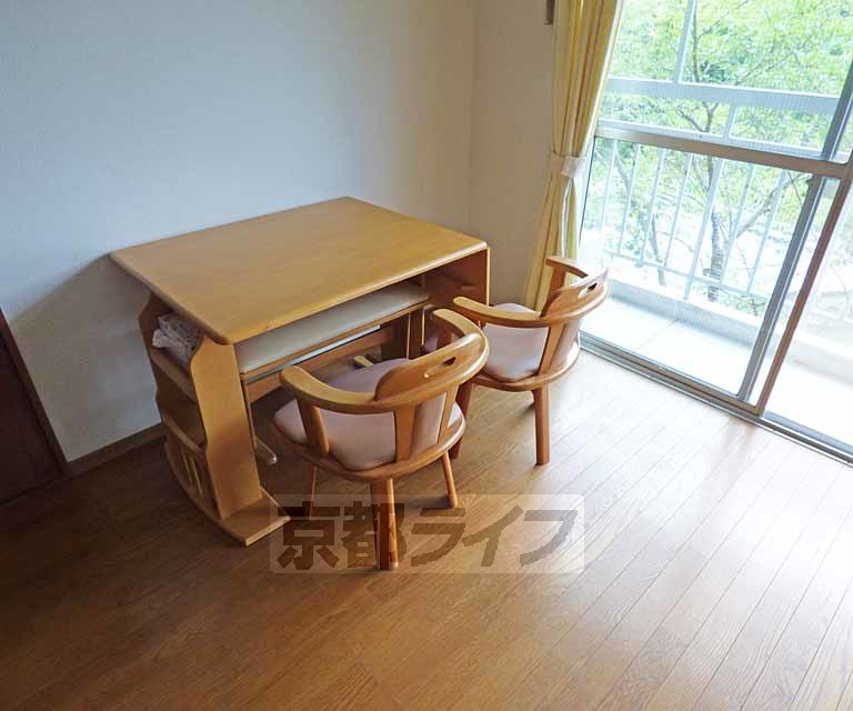 その他　机も付きます。