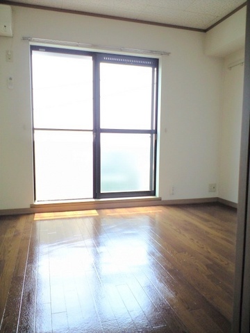 居室・リビング　南東向き日当り良好　洋室６帖