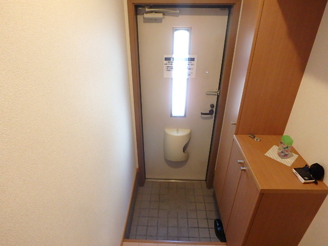 玄関　同物件類似部屋です。