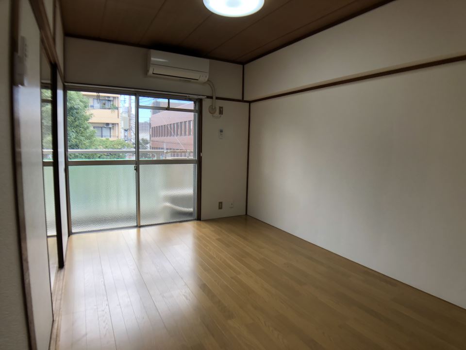 居室・リビング　６畳の洋室です