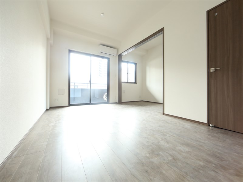 居室・リビング　ＬＤＫ11.9帖　洋室3.8帖　エアコン完備　バルコニー