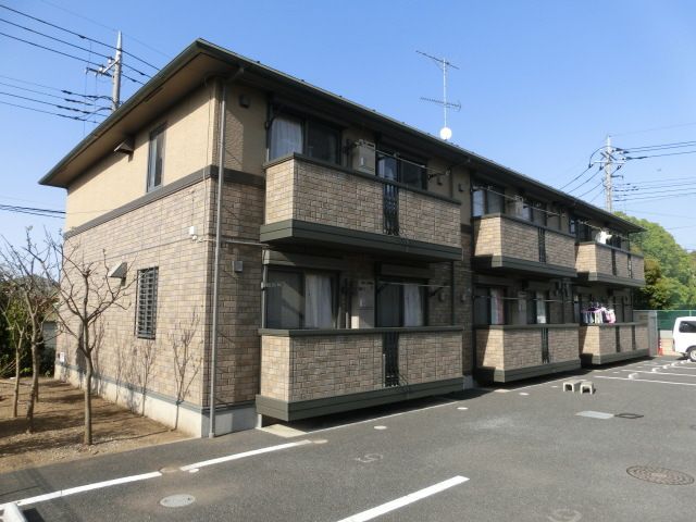 建物外観　前面は敷地内駐車場で日当たり良好です。